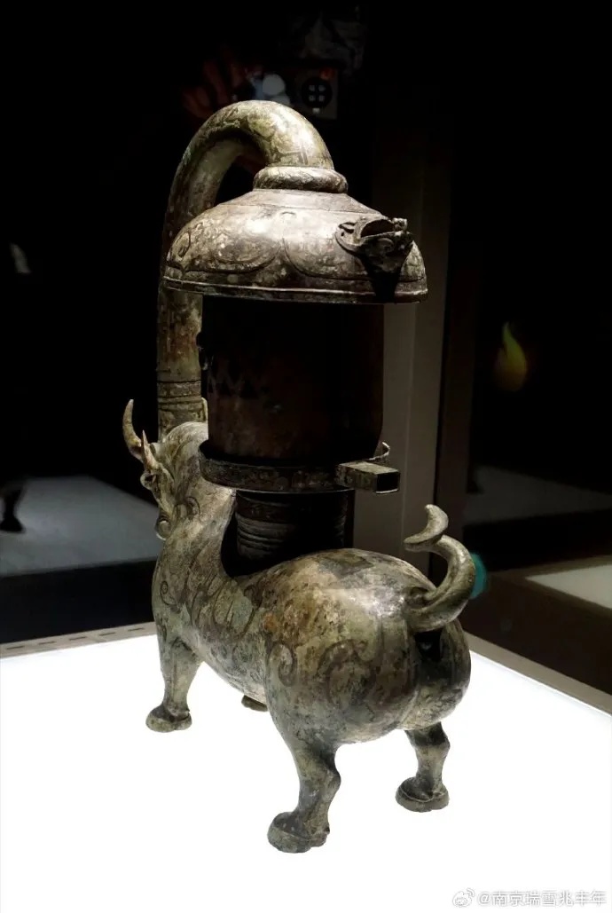 东汉错银铜牛灯伫立展柜中牛驮灯盏造型清晰可见_1