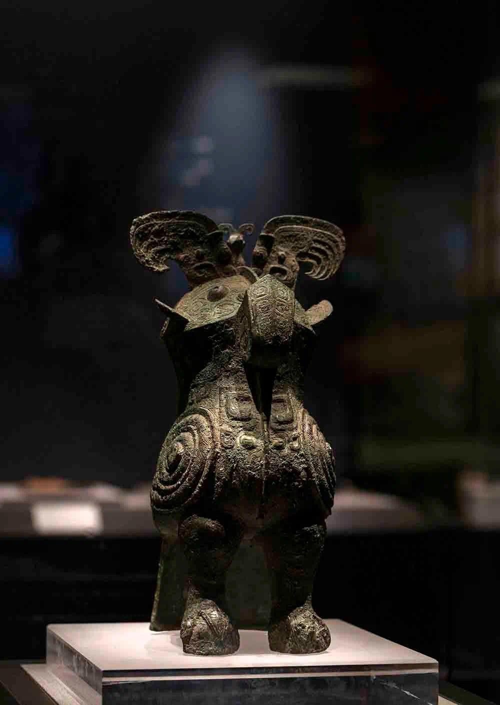 妇好鸮尊立于展柜中呈猫头鹰造型青铜酒器_1