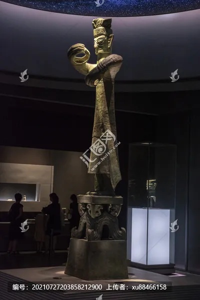 三星堆青铜立人像整体造型庄严挺立_2