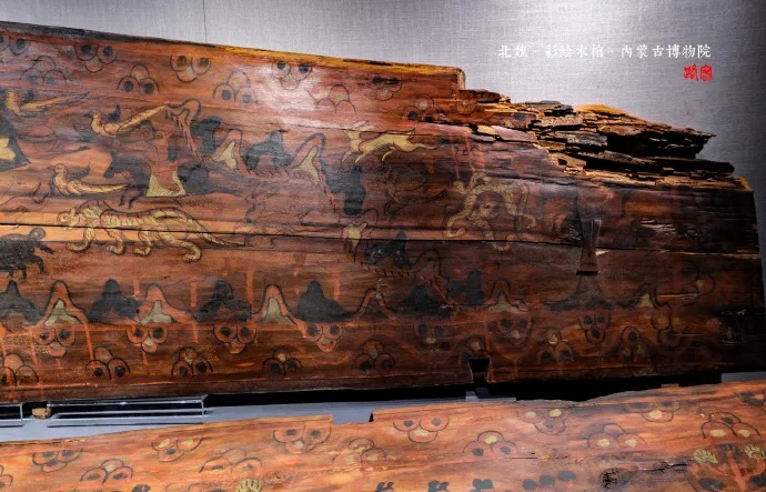 内蒙古博物院辽代彩绘木棺展示红黑凤纹与贴金装饰_1