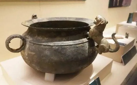 立虎辫耳大铜釜细节呈现虎形装饰与辫索纹_2