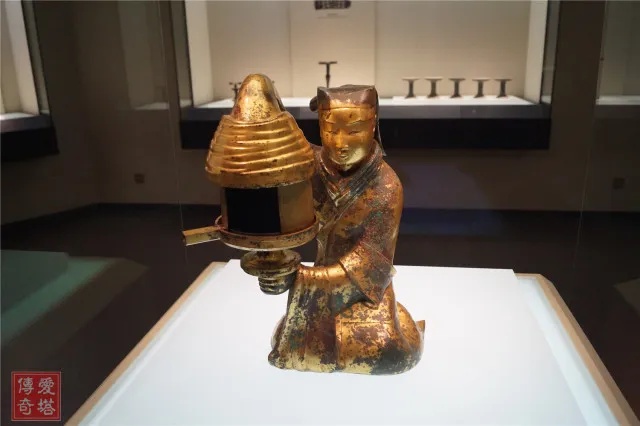 河北博物院长信宫灯展示汉代宫女执灯造型_1