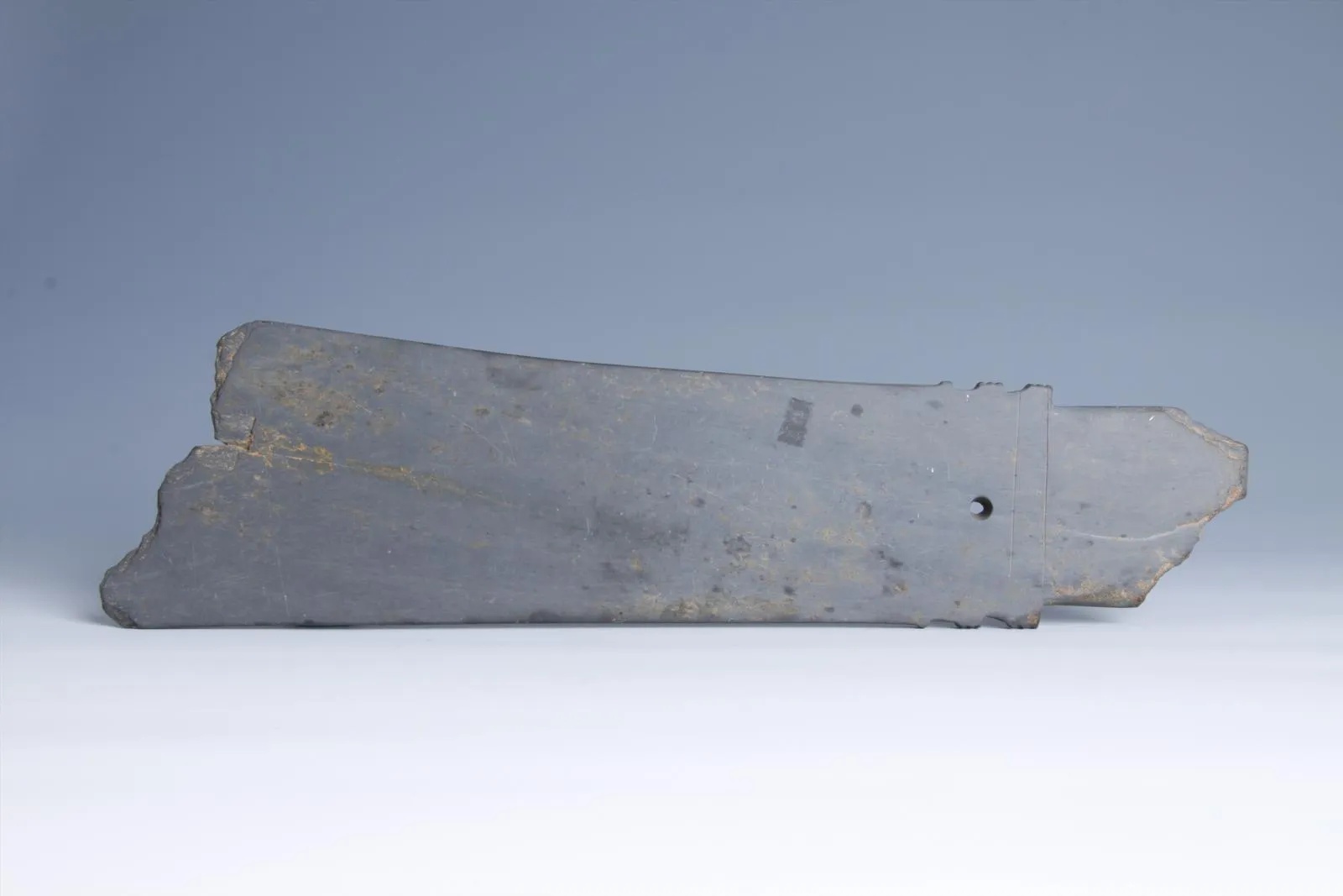 漳州市博物馆石璋文物呈长条形粉砂岩质地表面有自然磨损_1