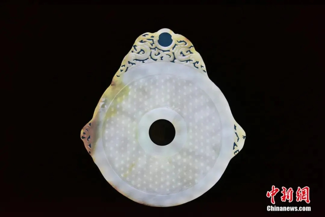 东汉龙螭衔环谷纹青玉璧整体造型与纹饰细节_1