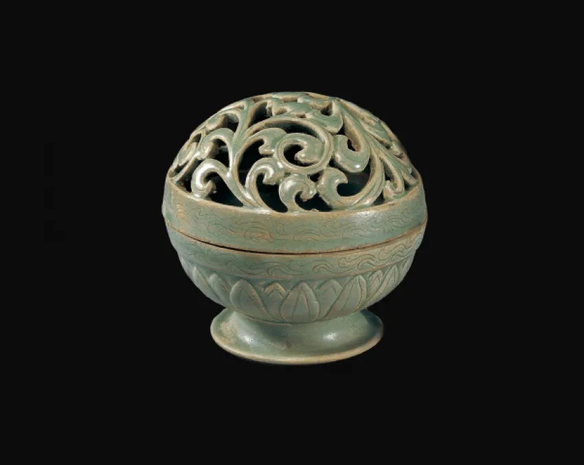 北宋越窑青瓷香熏展现刻花卷草纹与镂空工艺_1