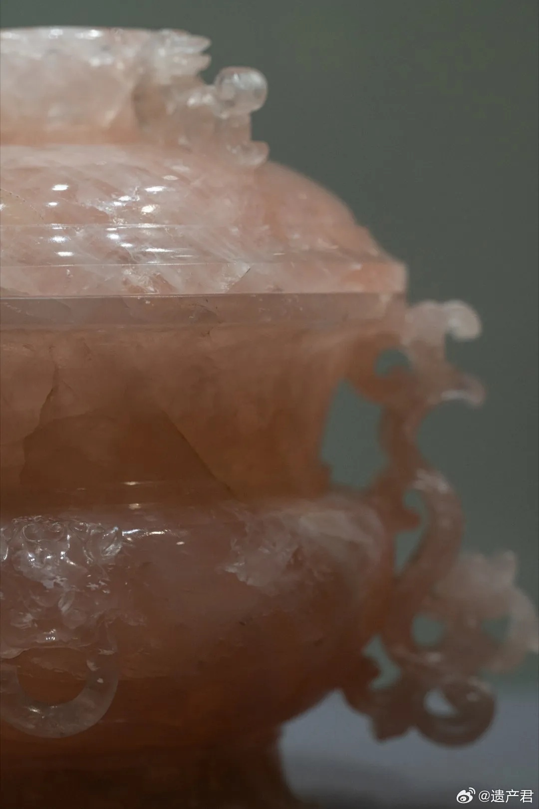 清乾隆芙蓉石蟠螭耳盖炉静立展柜中_1