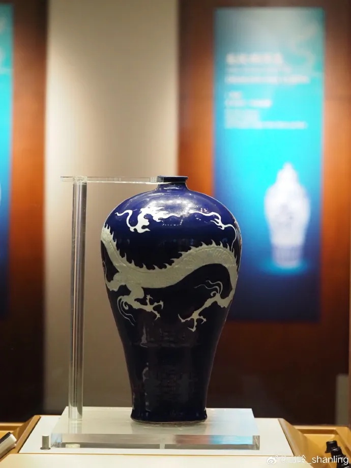 元霁蓝釉白龙纹梅瓶展于扬州博物馆_1