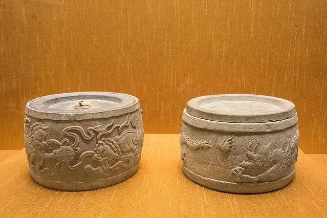 苏州博物馆五代银奁展现葵花形三层与牡丹纹饰_1