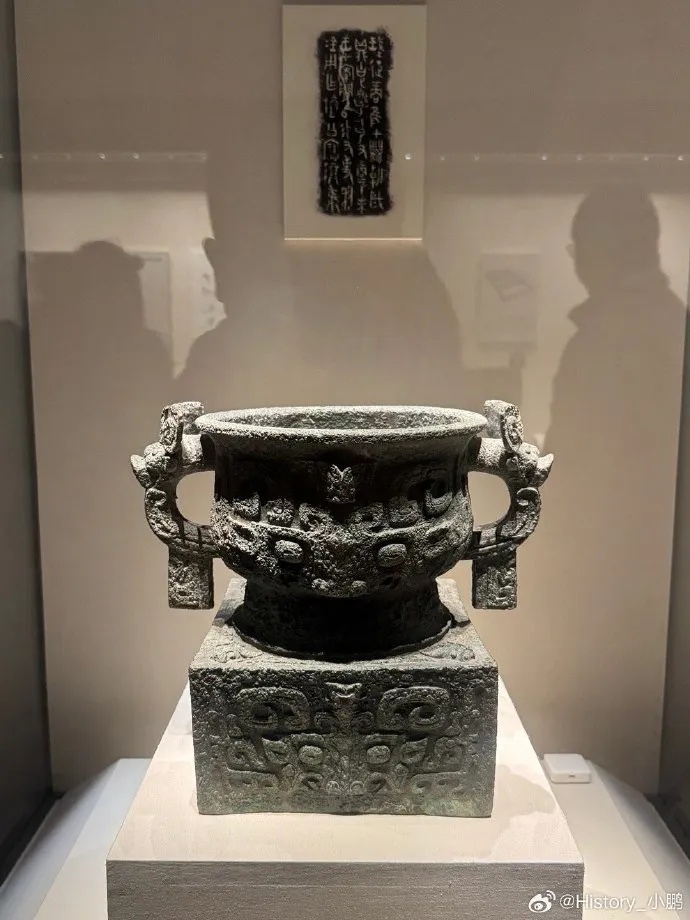 西周早期青铜利簋在中国国家博物馆的完整器型展示_1