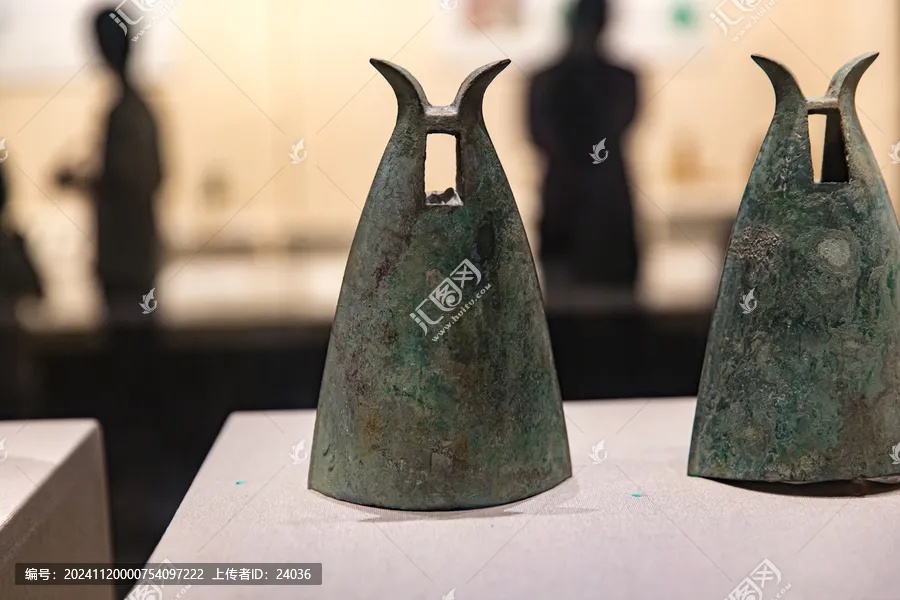 人面纹羊角钮铜钟侧面呈现羊角造型与蛙饰_2