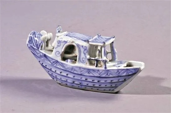 广州博物馆元青花船形水注侧面全景展示_1