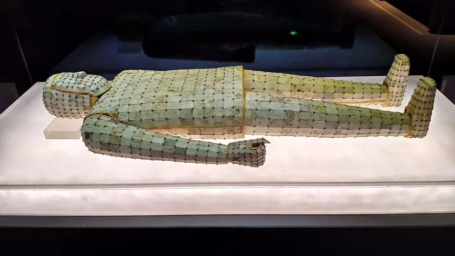 徐州博物馆金缕玉衣玉片与金丝交织的古代殓服细节_1