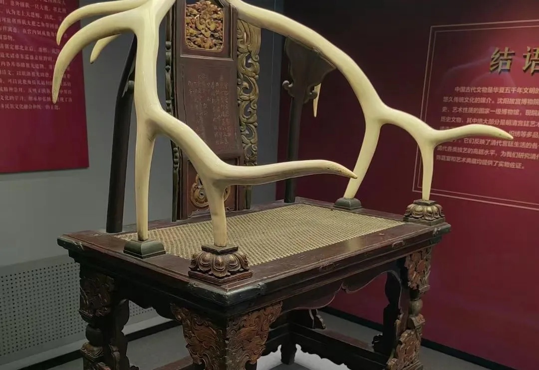 沈阳故宫清皇太极鹿角椅展现皇家座椅的鹿角与木质结构特征_2