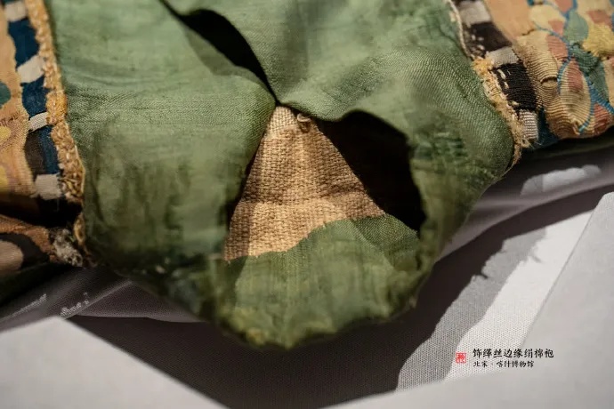 饰缂丝边缘绢棉袍展现青色绢面与缂丝细节_1