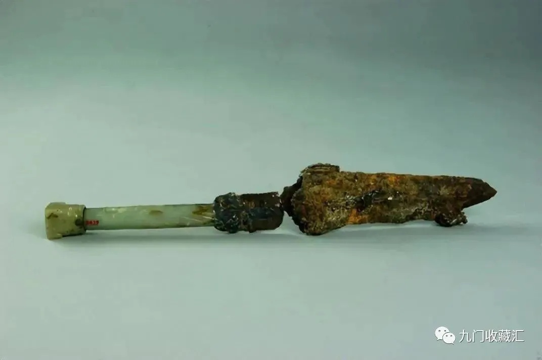 玉柄铁剑整体外观展示西周玉铜铁复合工艺_1