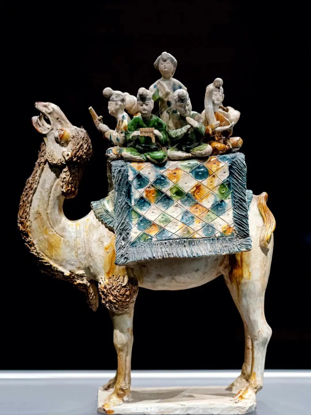 三彩骆驼载乐俑伫立展示唐代乐舞风采_1