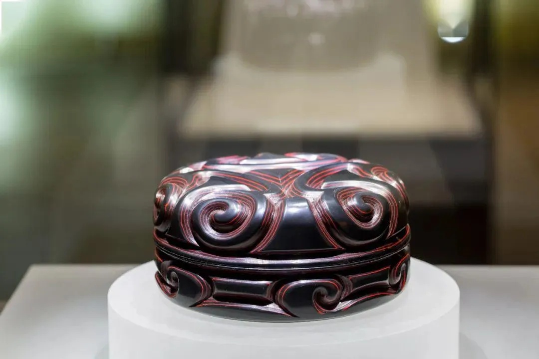 安徽博物院张成造剔犀云纹漆盒展现元代漆器流畅云纹与温润光泽_1