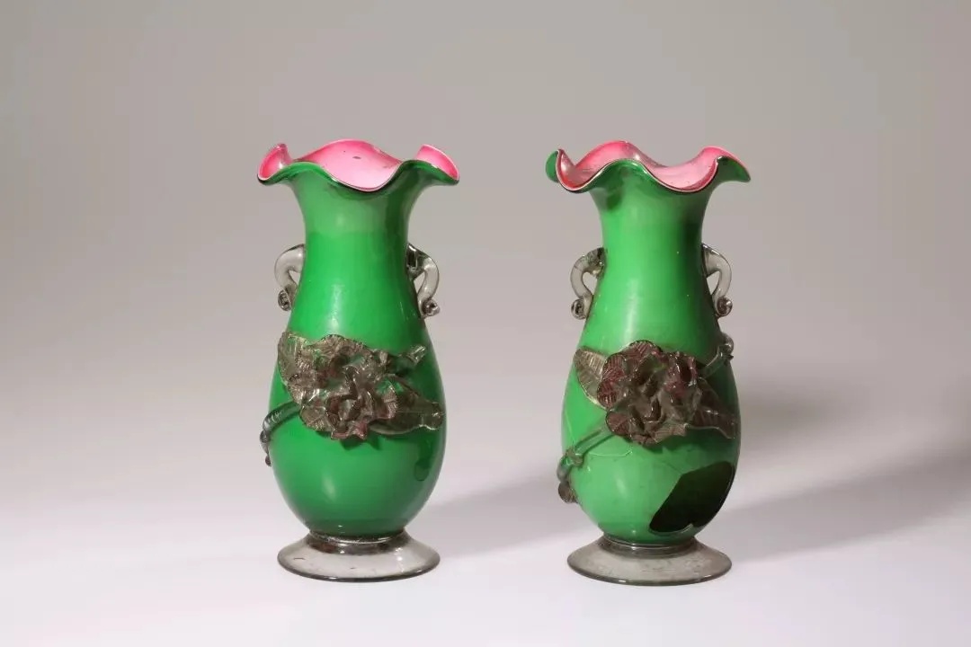 绿色花瓶口泛粉红，金属饰点缀，曾藏密件于吉林特支交通站_1