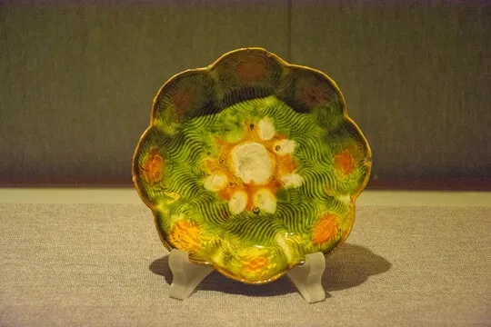 辽上京博物馆藏辽三彩印花花口盘纹饰清晰_1