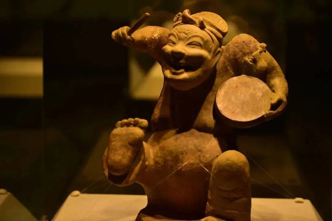 贵州省博物馆抚耳歌唱俑展示东汉陶俑聆听姿态_1