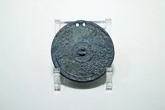 七星纹铜镜背面展现七角星几何纹饰_1