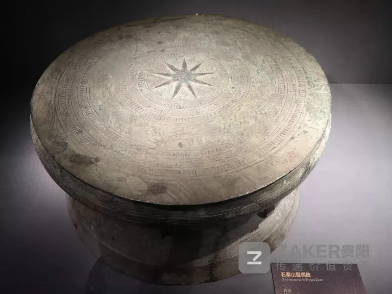 石寨山铜鼓文物在贵州省博物馆内光影下呈现青铜纹饰_2