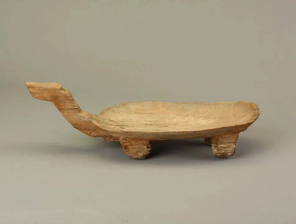 福建博物院藏商代楠木船棺与龟形木盘展示古代木制工艺细节_1