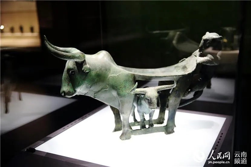 云南省博物馆牛虎铜案大牛驮小牛虎咬尾细节_1
