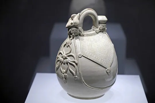 临城县邢窑博物馆白釉皮囊壶展圆拱提梁与底部刻字_1