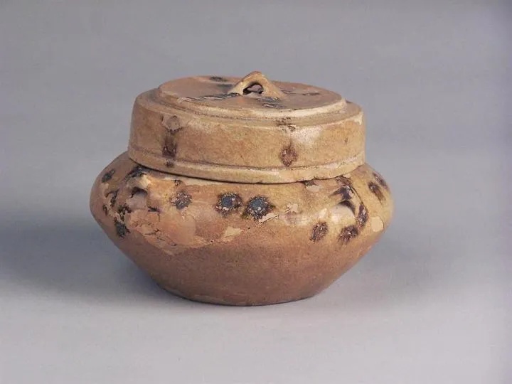 南朝瓯窑青釉褐彩瓜形盖罐造型_1