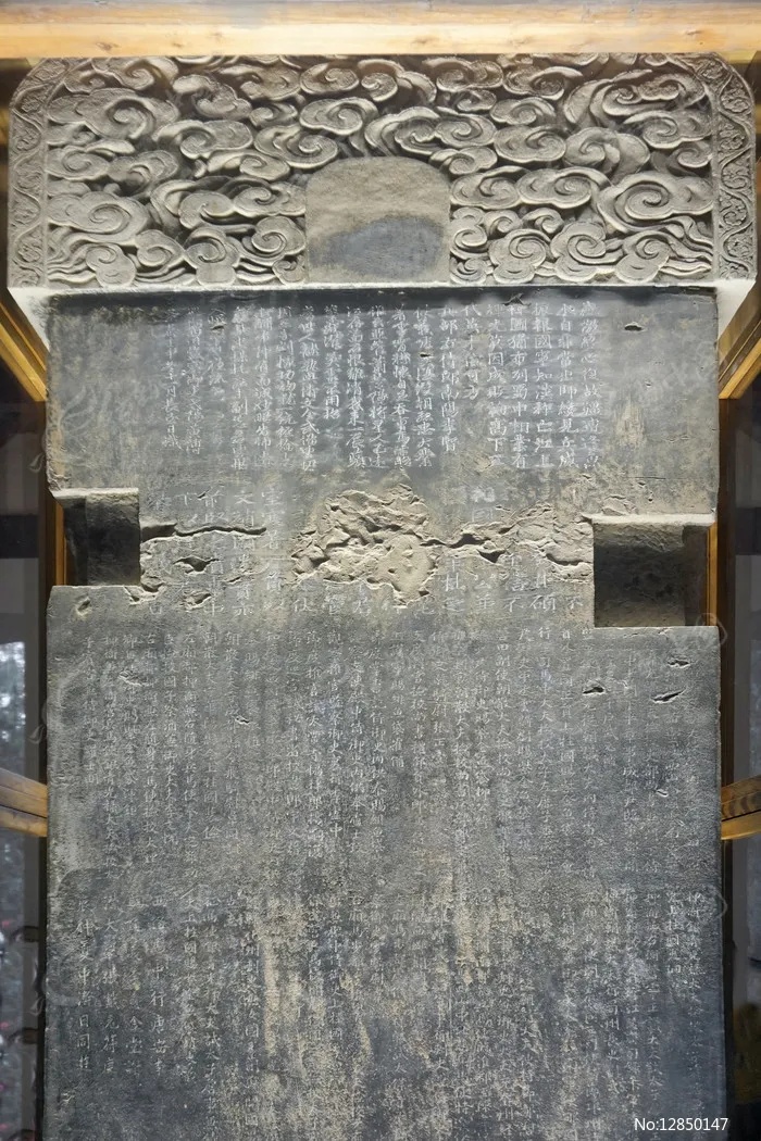 成都武侯祠唐碑三绝碑立于馆内顶部饰云纹碑身刻文保存完整_1