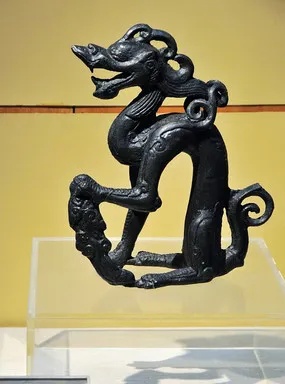 金代铜坐龙侧面特写凸显黄铜铸造纹理细节_2