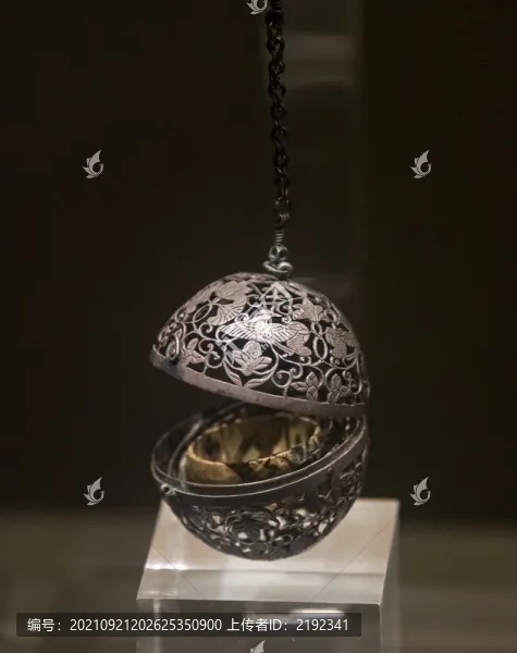 唐代葡萄花鸟纹银香囊局部錾刻工艺特写_2