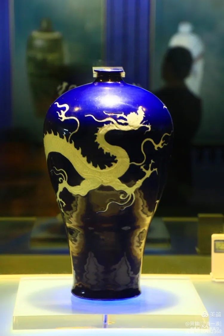 元代霁蓝釉白龙纹梅瓶静立展柜中_1