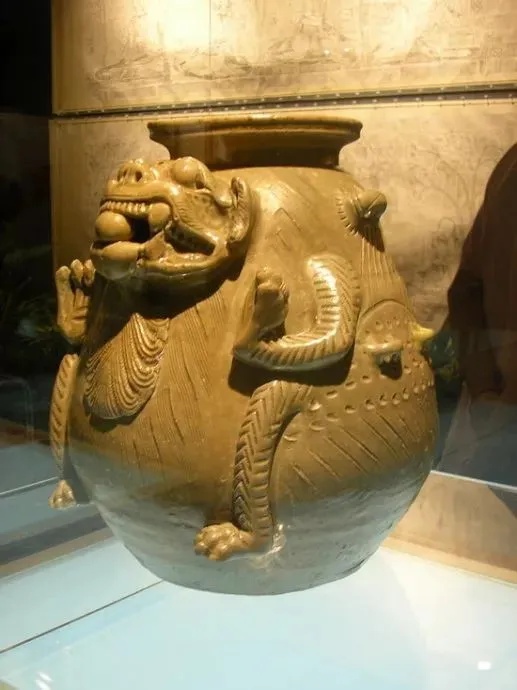 西晋青瓷神兽尊立姿全貌古朴釉色温润_1