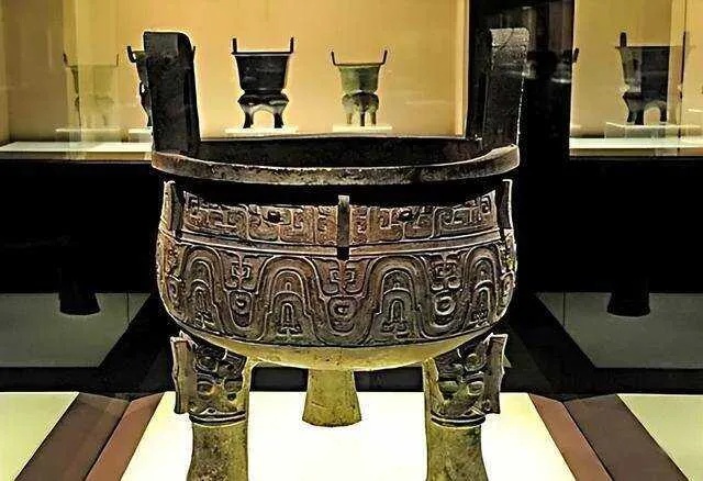 上海博物馆藏大克鼎全景展示西周青铜器形制_1