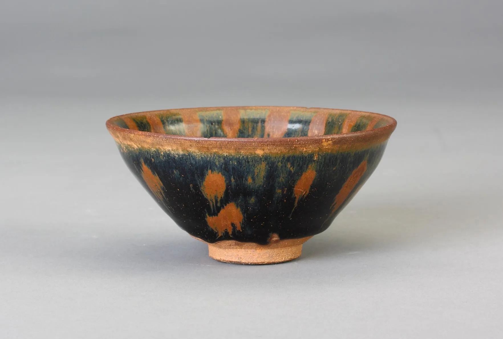 福建博物院藏宋代建窑黑瓷酱斑盏整体外观_1