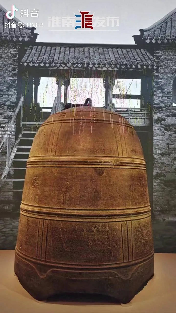 五代后唐颍州开元寺大铜钟立于古建前_1