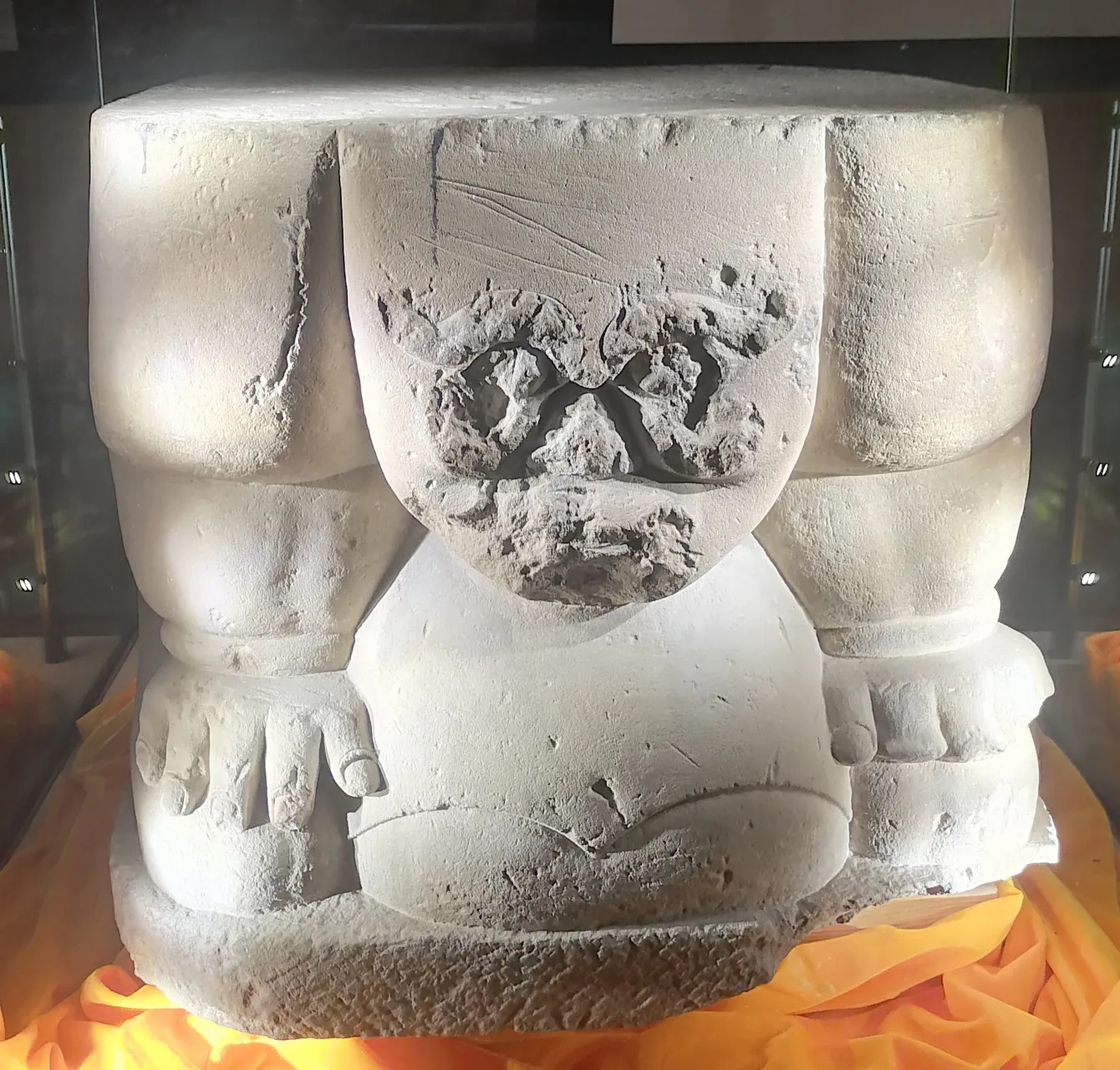 宁夏博物馆石雕力士志文支座展现负重力士造型与西夏文阴刻细节_1