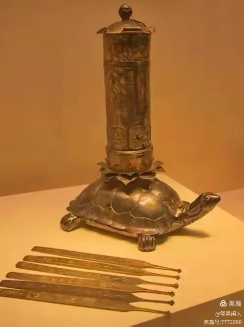 唐代银鎏金龟负论语玉烛酒令筹静置展示_1
