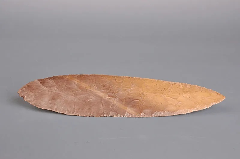 黑龙江省博物馆藏新石器时代桂叶形石器全貌_1