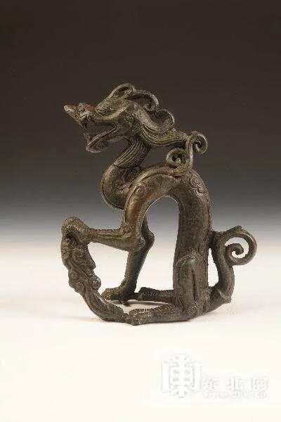 金代铜坐龙踞坐姿态展现龙头麒麟背犬身狮尾_1