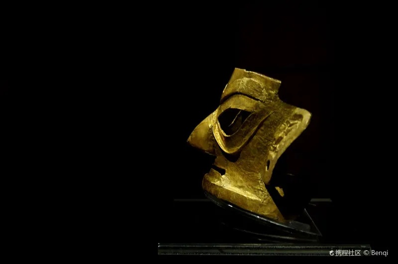 成都金沙遗址博物馆金面具呈商周古蜀风格_1