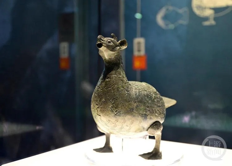 重庆中国三峡博物馆藏战国铜鸟形尊展翅造型_1