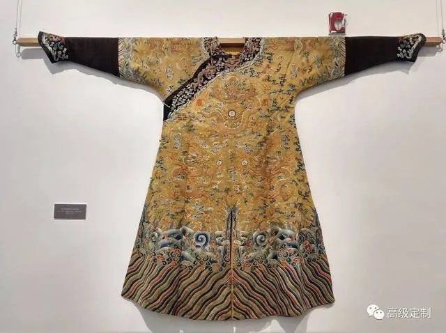 哈尔滨市博物馆藏清代平金绣海水云龙纹单袍_1