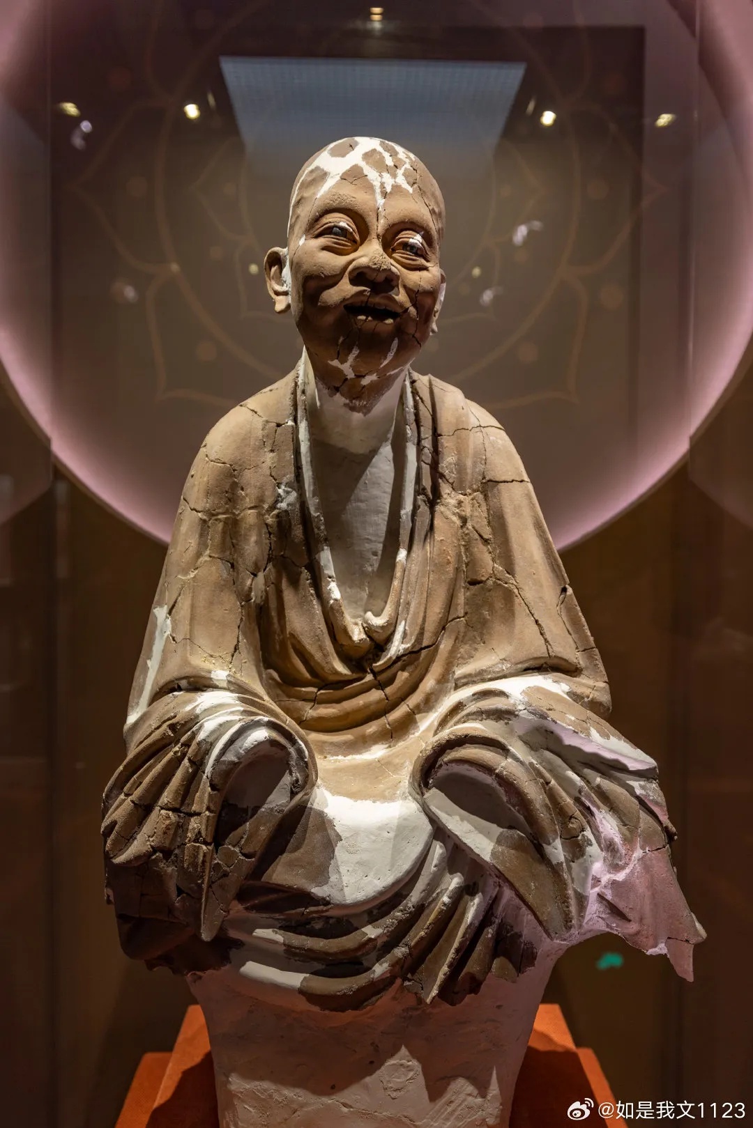 辽上京博物馆泥塑罗汉造像面容古朴衣纹自然_1