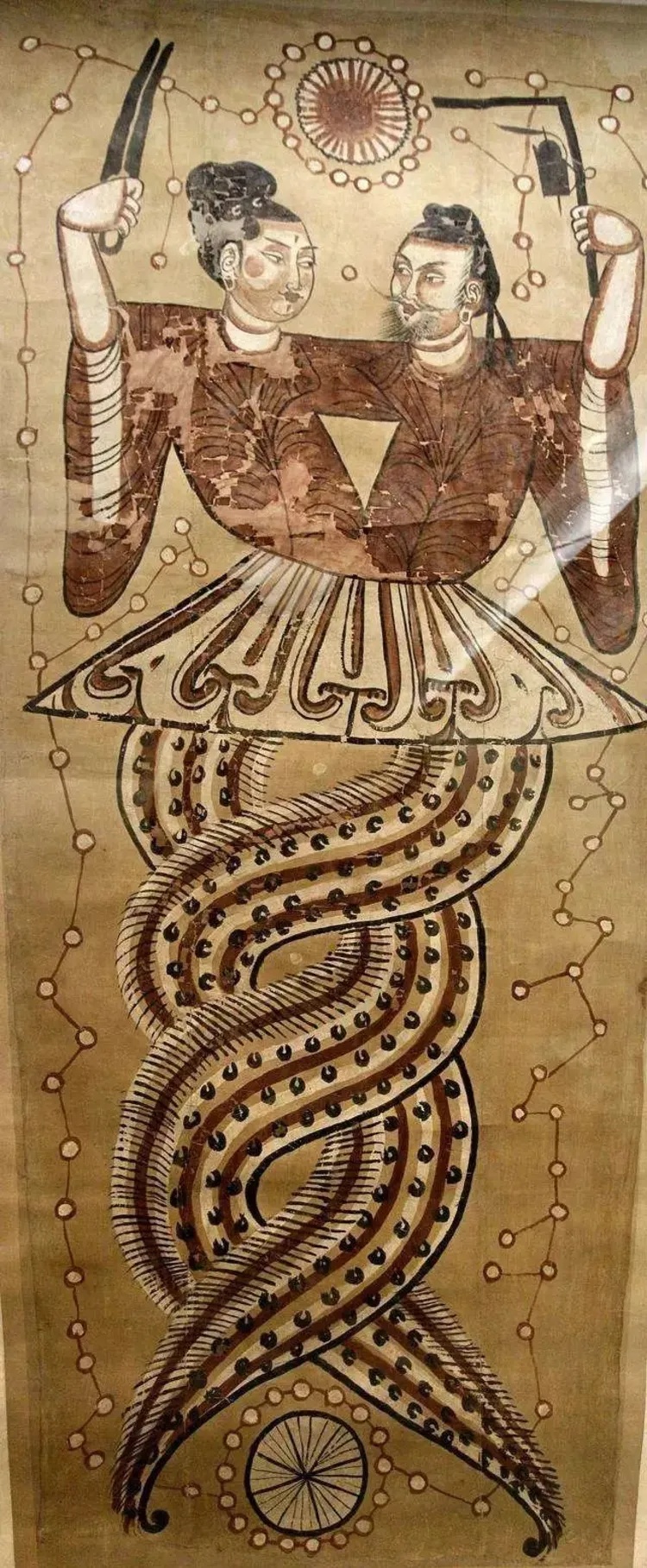 新疆博物馆伏羲女娲图人首蛇身相绕手持规矩_1