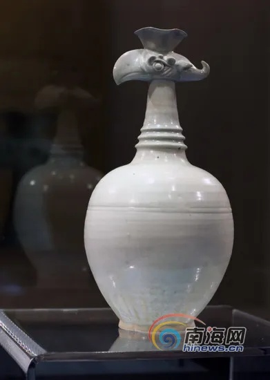 宋代青白釉花口凤首壶立于展台展现优雅造型_1