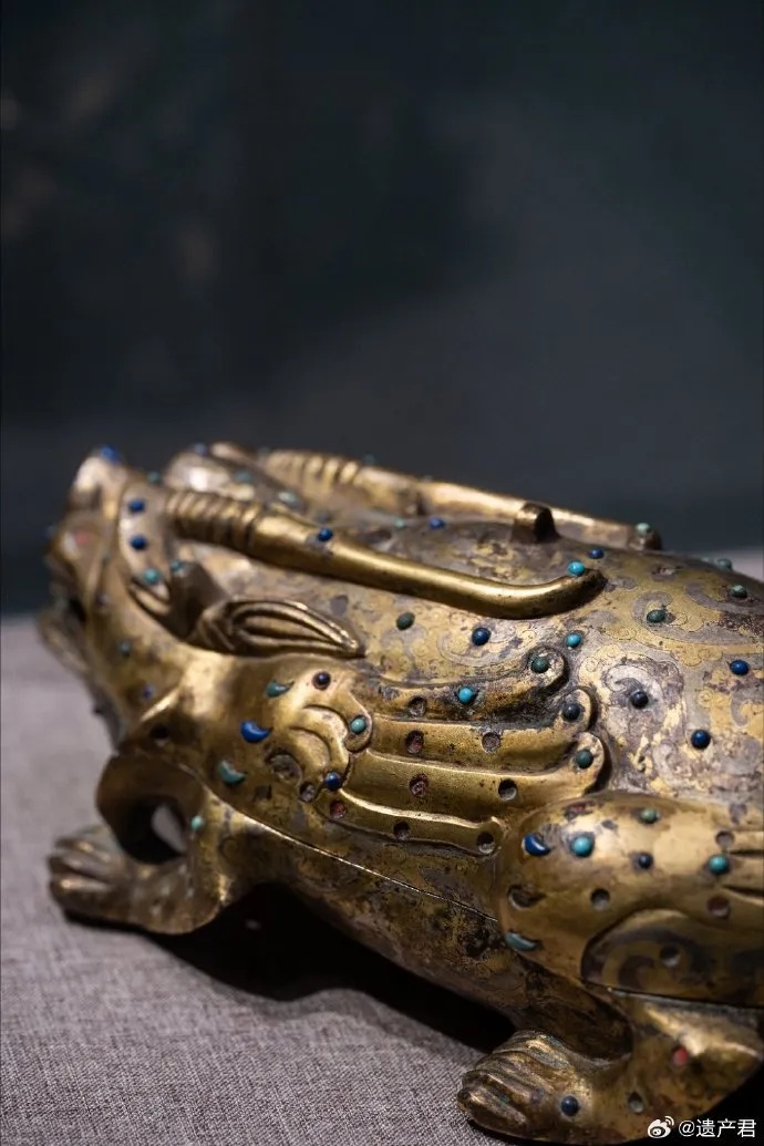 南京博物院藏鎏金镶嵌兽形铜盒砚展现精美兽首造型与宝石装饰_1