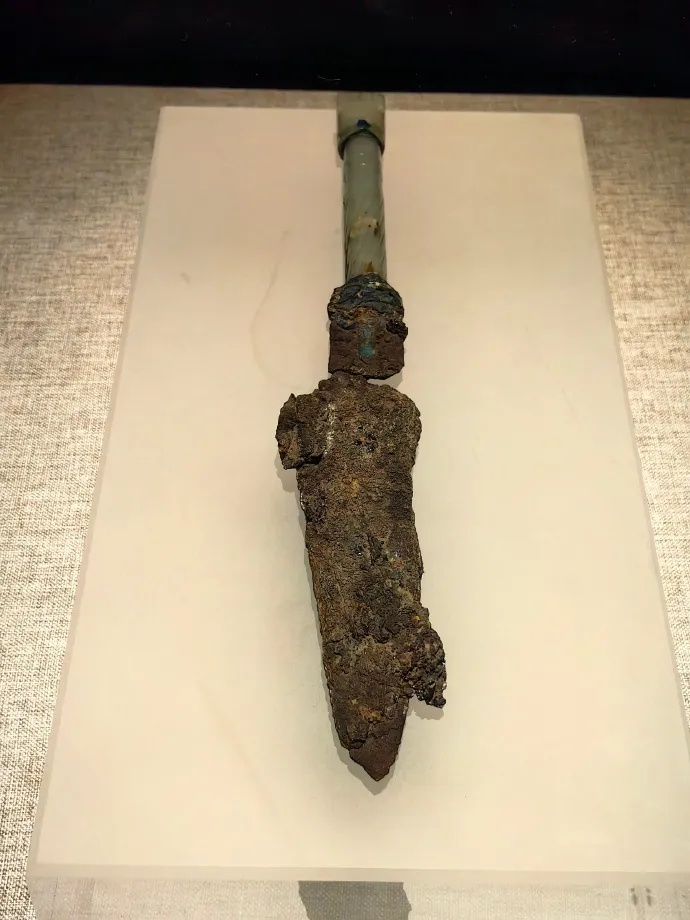 河南博物院玉柄铁剑展示和田玉柄与绿松石镶嵌细节_1